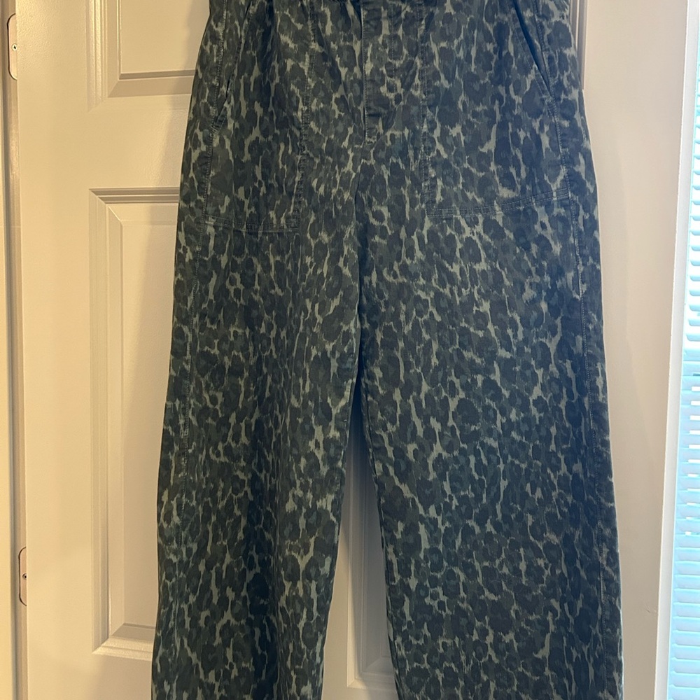 Gap size medium wide leg pants.  Camo pattern